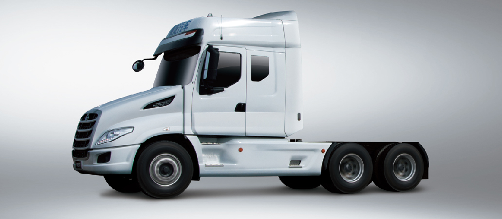 T7牽引車 美式長(zhǎng)頭造型：長(zhǎng)頭造型設(shè)計(jì)，對(duì)駕駛員形成天然保護(hù)，同時(shí)降低駕駛室重心與側(cè)翻風(fēng)險(xiǎn)